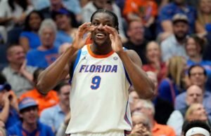 Florida memulai mempertahankan gelarnya dengan kemenangan 59 poin atas Prairie View, margin terbesar kedua di Turnamen NCAA