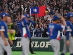 Taiwan mengalahkan Korea Selatan 5-4 pada game ke-10 setelah dua kali lemparan pengorbanan. Taiwan juga menambahkan tiga home run