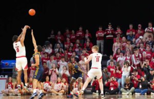 Petenis peringkat 19 Miami di Ohio mengalahkan Toledo 74-72, memperpanjang rekor kemenangan beruntun di pembukaan musim menjadi 30 pertandingan