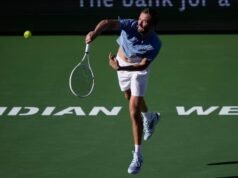 Medvedev memberi Alcaraz kekalahan pertamanya tahun ini dan berada di final Indian Wells melawan Sinner