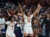 Momen March Madness Booker adalah 40 yang tertinggi dalam kariernya saat No. 1 Texas melaju ke Sweet 16 atas Oregon 100-58