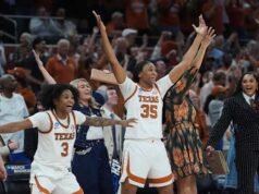 Momen March Madness Booker adalah 40 yang tertinggi dalam kariernya saat No. 1 Texas melaju ke Sweet 16 atas Oregon 100-58