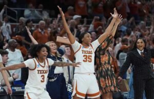 Momen March Madness Booker adalah 40 yang tertinggi dalam kariernya saat No. 1 Texas melaju ke Sweet 16 atas Oregon 100-58