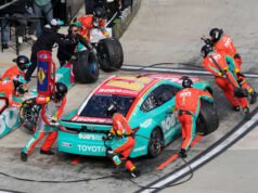 Chase Elliott mengalahkan Denny Hamlin di Martinsville Speedway untuk meraih kemenangan pertama NASCAR musim ini