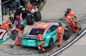 Chase Elliott mengalahkan Denny Hamlin di Martinsville Speedway untuk meraih kemenangan pertama NASCAR musim ini