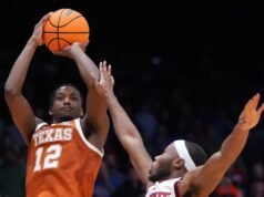 Pelompat akhir Tramon Mark memberi Texas kemenangan 68-66 atas NC State di First Four