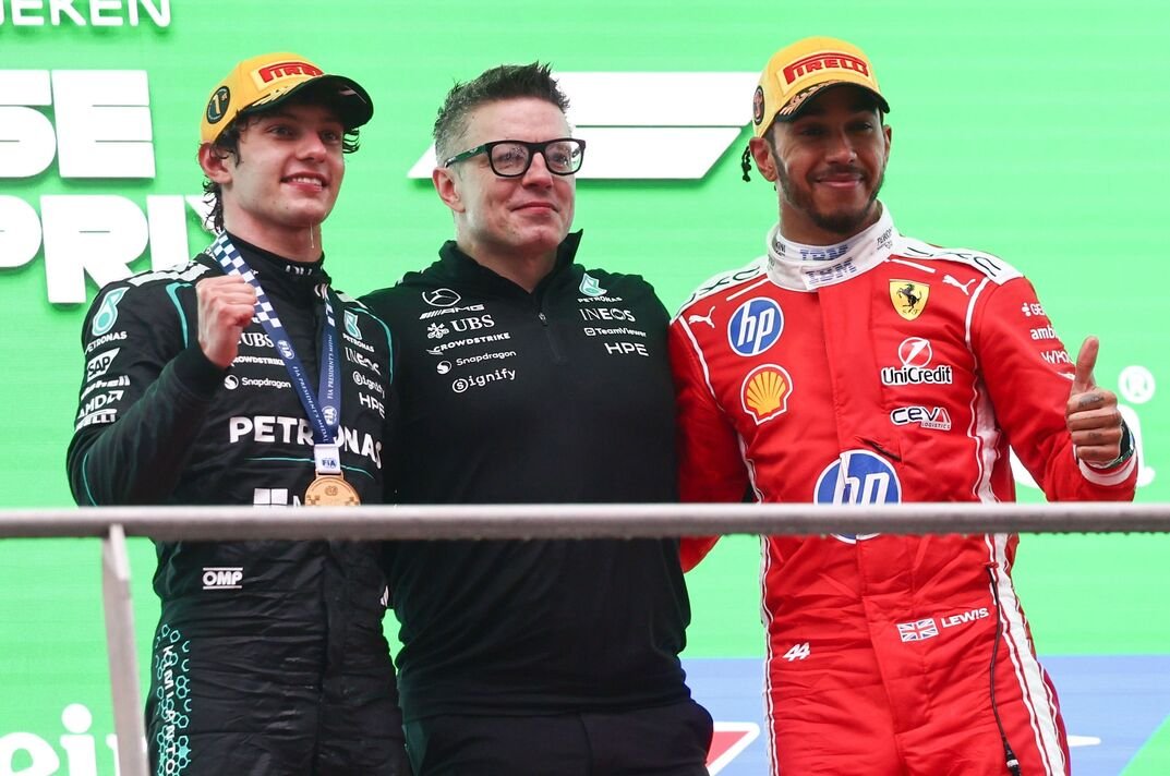 Kimi Antonelli, Lewis Hamilton dan insinyur Bono Kimi Antonelli, Lewis Hamilton dan insinyur Bono