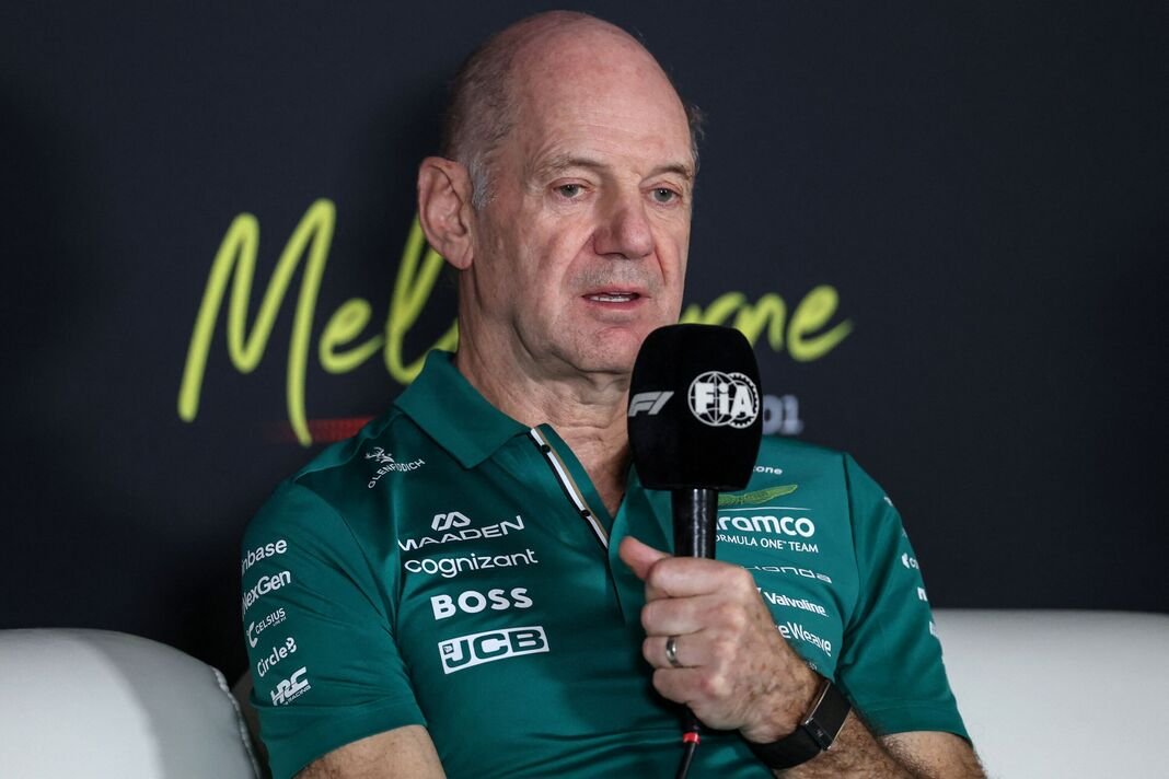 Adrian Newey berbicara dalam konferensi pers