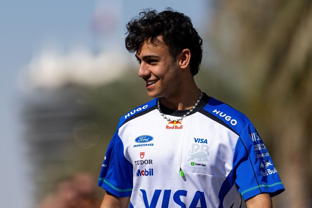 Arvid Lindblad tersenyum di paddock F1 Arvid Lindblad tersenyum di paddock F1