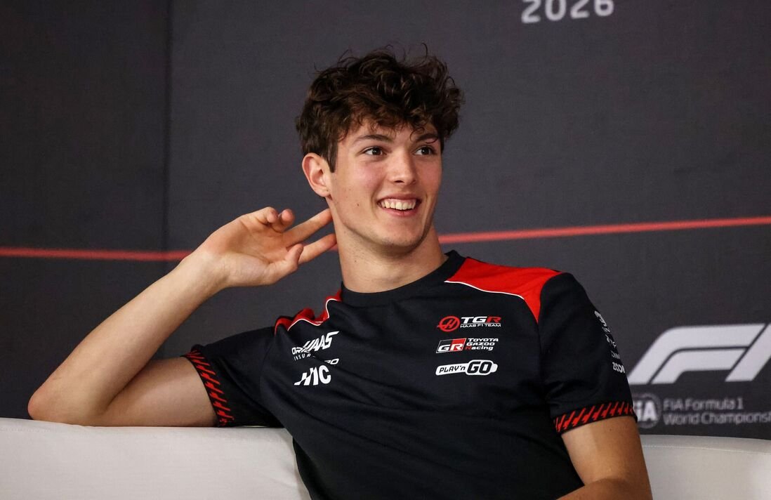 Oliver Bearman tersenyum dan menyandarkan kepalanya di tangannya Oliver Bearman tersenyum dan menyandarkan kepalanya di tangannya