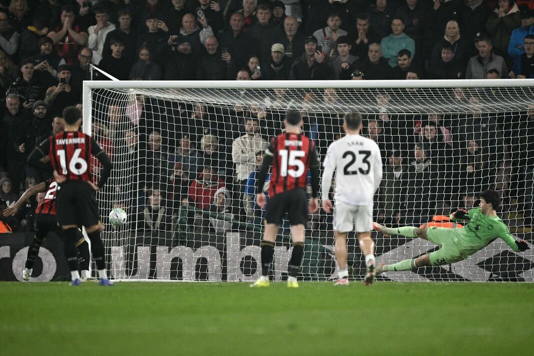 Eli Junior Kroupi mengkonversi penaltinya untuk menyelamatkan Bournemouth satu poin Eli Junior Kroupi mengkonversi penaltinya untuk menyelamatkan Bournemouth satu poin