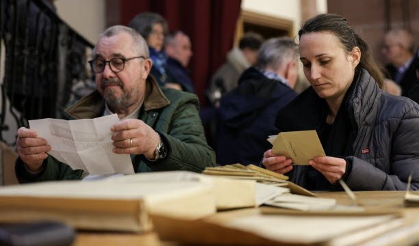 Menghitung putaran pertama di Wissembourg. Babak kedua akan menjadi ajang segi empat, di hadapan calon RN. Foto Thomas Toussaint
