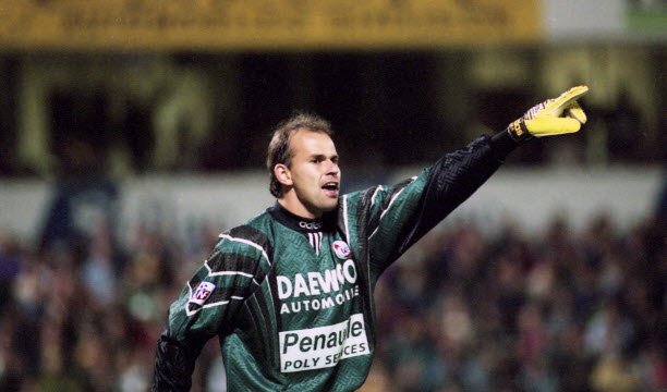 Dari garis gawangnya, Alexander Vencel sempat menikmati adegan lucu di tribun penonton. Foto Bernard Meijer