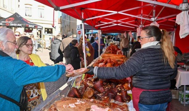 Ribuan pengunjung setia mengikuti pertemuan tersebut. Foto J.Humbrecht