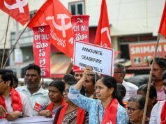 Di India, lebih dari seratus pemberontak Maois menyerah dalam satu hari, sebagai bagian dari serangan besar-besaran yang dilancarkan oleh pemerintah Modi.