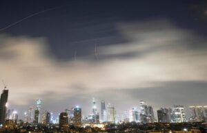 LANGSUNG, perang di Timur Tengah: roket yang ditembakkan dari Iran menuju ke Israel, tentara Israel mengumumkan