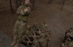 Menghadapi kekurangan tentara, tentara Ukraina berusaha memodernisasi pelatihannya