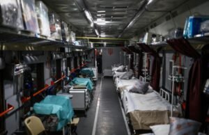 Di Ukraina, evakuasi medis dilakukan di bawah ancaman pemboman Rusia