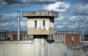 Kejahatan: Pelarian luar biasa dari seorang tahanan, diambil dari penjara Villepinte oleh kaki tangannya yang menyamar sebagai petugas polisi