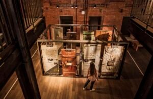 Di Rusia, penulisan ulang sejarah membuka babak baru hampir setiap hari. Dan dengan santainya terus menghapus bagian-bagian tertentu dari sejarah negara tersebut, dimulai dengan penindasan massal pada masa Soviet