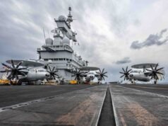 Untuk pertama kalinya, kapal induk Charles de Gaulle mengerahkan tiga pesawat pengintai udara E-2C Hawkeye