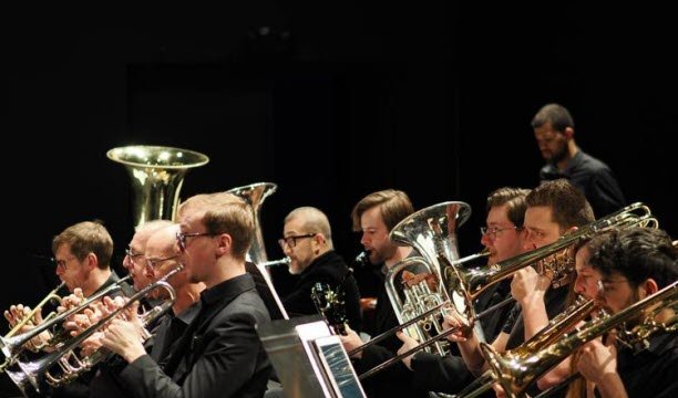 Ansambel ini dipimpin oleh Efren Saul Carpio dan Erwan Corveler.