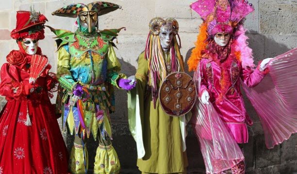 Semua peserta sangat memperhatikan kostum mereka. Foto Victor Salvador