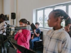 Pulau Sendiri oleh Janice Zadrozynski dengan The Little Troupe oleh MC93