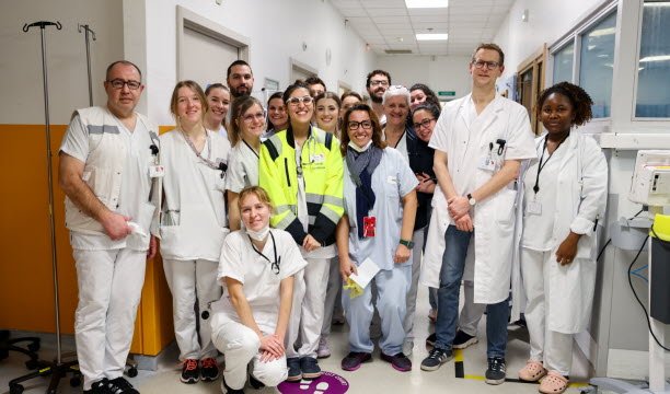 Mathieu Oberlin (kedua dari kanan) bersama beberapa tim dari unit gawat darurat Rumah Sakit Mulhouse. Foto Antonin Utz