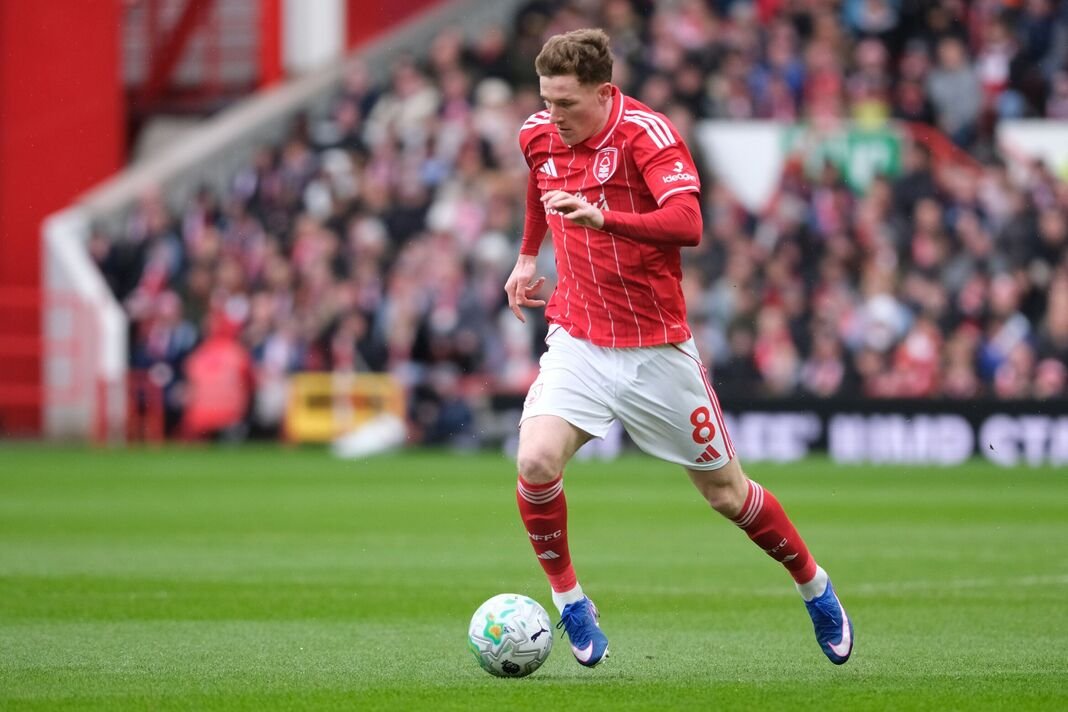 Elliot Anderson dari Nottingham Forest terlihat beraksi Elliot Anderson dari Nottingham Forest terlihat beraksi