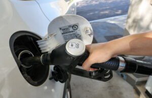 Mata editorial. Tajuk rencana. Perang di Timur Tengah: Kepanikan, bahan bakar utama kekurangan bensin