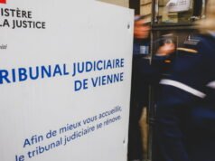 Isère. Mabuk, dia memukuli seorang manajer setelah pertandingan sepak bola dan meninggalkan tempat kejadian di belakang kemudi mobil korbannya