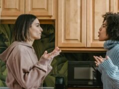 Manon kehilangan temannya karena pengaruh suami yang terlalu hadir