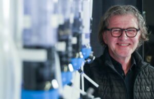 juga. Warga “sederhana” basah kuyup dengan air minum berkualitas