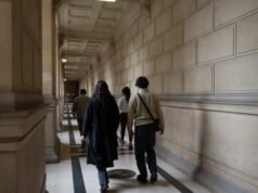 Keadilan. Dia mencoba membunuh bayi dan menyembunyikan anak kembarnya di dalam tas belanja