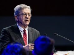 Kebijakan. Usai pernyataan Epstein, Jean-Luc Mélenchon bercanda tentang ‘Glucksmann’ lalu meminta maaf