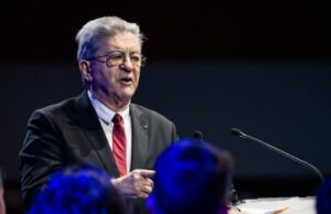 Kebijakan. Usai pernyataan Epstein, Jean-Luc Mélenchon bercanda tentang ‘Glucksmann’ lalu meminta maaf