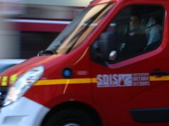 pria melemparkan dirinya keluar dari mobil yang bergerak dan mati