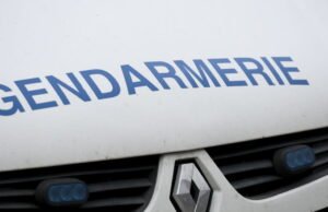 Sektor Strasbourg. Untuk mencari senjata, polisi memeriksa tas di sepuluh sekolah