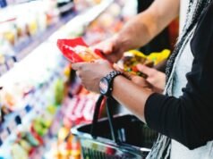 Konsumsi. Pengecer besar menaikkan margin mereka tiga kali lipat pada produk organik, peningkatan yang dianggap berlebihan