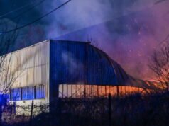 Lebih dari 50 petugas pemadam kebakaran telah dikerahkan di gudang bekas perusahaan Chabada, yang hancur akibat kebakaran