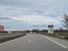 juga. Jalan listrik: CEA menolak penggunaan kabel di atas kepala, tetapi bereksperimen dengan konduksi tanah pada RD 83