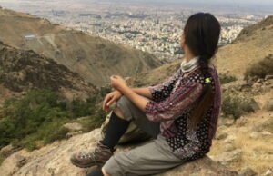 Haute-Savoie. Dia adalah seorang seniman Iran yang tinggal di Passy dan bersaksi: “Iran adalah bangsa yang hebat, budaya yang sangat hebat. Kami akan melewati ini.”