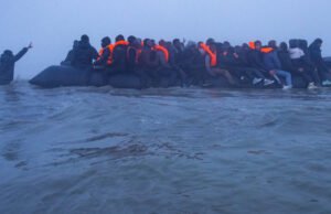 Lengan baju. Berkat cuaca ini, penyeberangan dilanjutkan dan hampir 90 migran telah diselamatkan di lepas pantai Pas-de-Calais