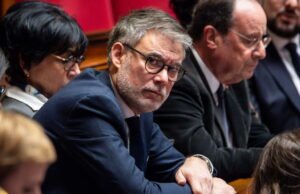 Kebijakan. Olivier Faure menyerang Jean-Luc Mélenchon, yang dituduh “tidak melayani” sayap kiri.