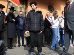 lima Stolpersteine memberi penghormatan kepada penduduk desa Yahudi yang terbunuh