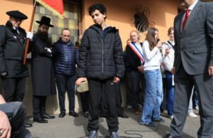 lima Stolpersteine memberi penghormatan kepada penduduk desa Yahudi yang terbunuh