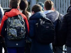 Pendidikan. Seorang mantan menteri dan ilmuwan menuntut agar kelas tidak lagi dimulai sebelum jam 9 pagi.