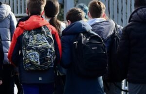 Pendidikan. Seorang mantan menteri dan ilmuwan menuntut agar kelas tidak lagi dimulai sebelum jam 9 pagi.