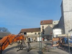 Vosges. Mirecourt: pembongkaran dan pembuangan asbes gedung Koperasi Pertanian Lorraine sedang berjalan lancar
